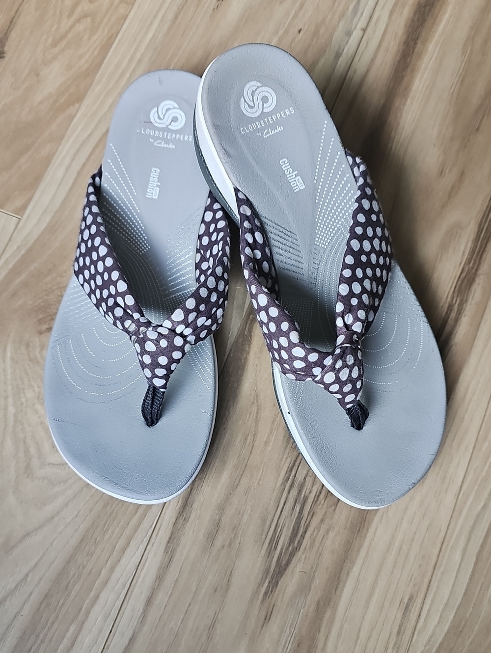 Clarks Cloudsteppers Gray Footbed Brown Polka Dot Thong Sandals